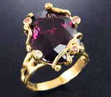 Золотое кольцо с крупным вишневым рубеллитом турмалином 12,76 карата, розовыми турмалинами и бриллиантами Золото