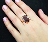 Золотое кольцо с крупным вишневым рубеллитом турмалином 12,76 карата, розовыми турмалинами и бриллиантами Золото