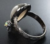 Серебряное кольцо с лунным камнем с эффектом кошачьего глаза и кристаллическими эфиопскими опалами