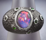 Серебряное кольцо с кристаллическим черным опалом и диопсидами