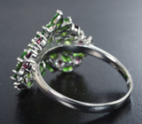 Яркое серебряное кольцо с диопсидами и родолитами