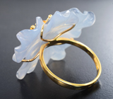 Золотое кольцо с полупрозрачным резным халцедоном 25,26 карата и желтыми сапфирами