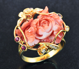 Золотое кольцо с двухцветным solid кораллом искусной резьбы 12,01 карата, красными сапфирами и бриллиантами Золото