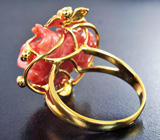 Золотое кольцо с двухцветным solid кораллом искусной резьбы 12,01 карата, красными сапфирами и бриллиантами Золото
