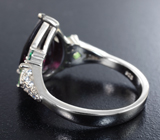Серебряное кольцо с родолитом и яркими цаворитами Серебро 925