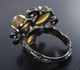 Серебряное кольцо с апатитами с эффектом кошачьего глаза и голубыми топазами
