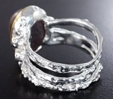 Серебряное кольцо с солнечным камнем с эффектом кошачьего глаза и родолитами