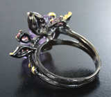 Серебряное кольцо с резным аметистом 10+ карат, розовыми турмалинами и родолитами