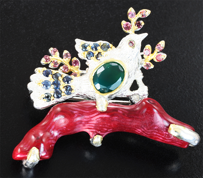 Серебряная брошь с кораллом, хризопразом, синими сапфирами и родолитами