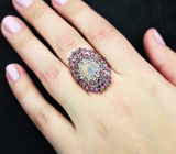 Шикарное серебряное кольцо с кристаллическим эфиопским опалом, родолитами гранатами, диопсидами и голубыми топазами Серебро 925