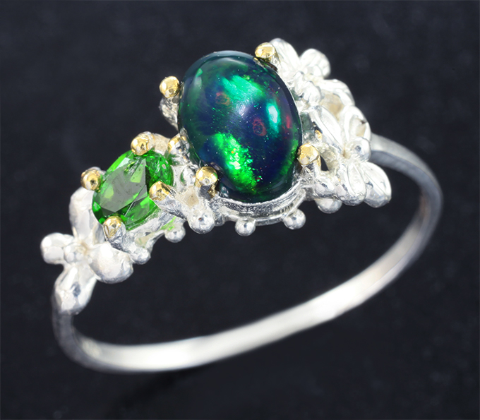 Серебряное кольцо с кристаллическим черным опалом и диопсидом