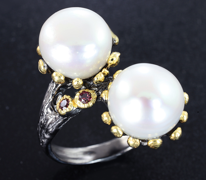 Серебряное кольцо с жемчугом и альмандинами гранатами