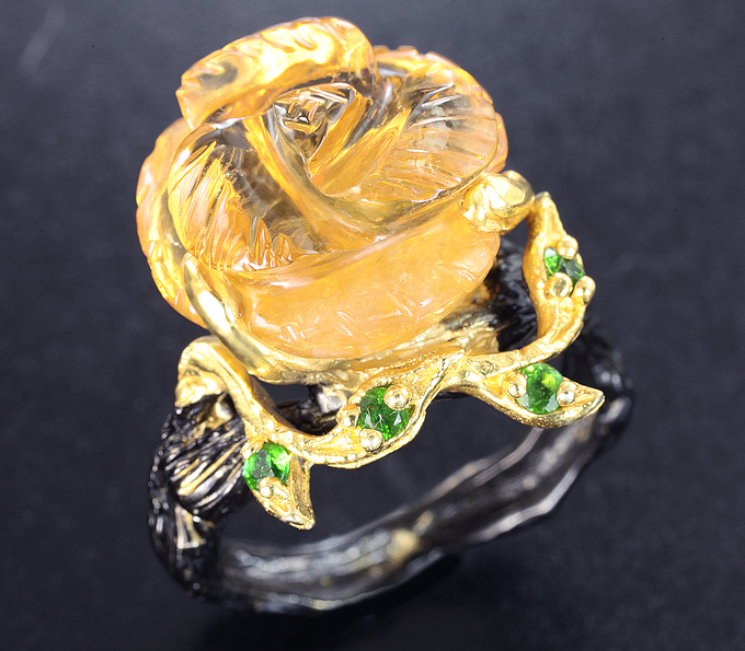 Серебряное кольцо с резным цитрином и диопсидами