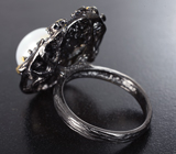 Серебряное кольцо с жемчужиной, голубыми топазами и синим сапфиром