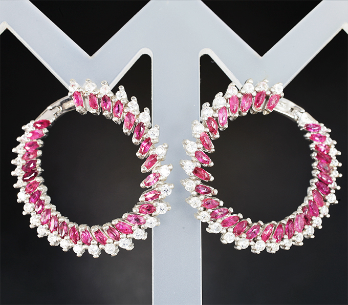 Эффектные серебряные серьги с рубинами