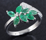 Элегантное серебряное кольцо с яркими изумрудами