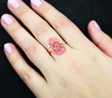 Золотое кольцо с резными розовыми турмалинами 4,22 карата и бесцветными цирконами Золото