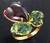 Золотое кольцо с насыщенно-вишневым рубеллитом 11,81 карата и резными неоново-зелеными турмалинами 4,87 карата Золото
