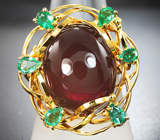 Золотое кольцо с крупным насыщенным рубином 31,31 карата и яркими изумрудами 1,11 карата