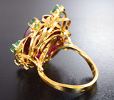 Золотое кольцо с крупным насыщенным рубином 31,31 карата и яркими изумрудами 1,11 карата