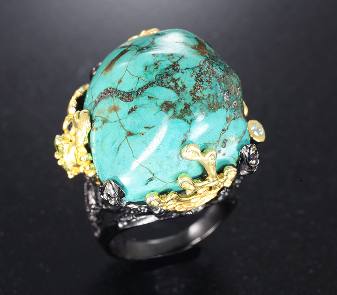 Серебряное кольцо с бирюзой, бесцветными топазами, перидотами и синими сапфирами