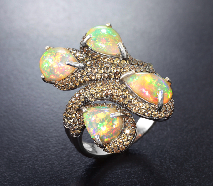 Серебряное кольцо c кристаллическими эфиопскими опалами 5,39 карата и золотистыми сапфирами бриллиантовой огранки