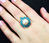 Яркое серебряное кольцо с жемчужиной и неоново-синими апатитами
