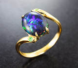 Золотое кольцо с кристаллическим черным опалом 1,68 карата и цаворитами
