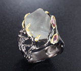Серебряное кольцо с грубообработанным бесцветным топазом и рубеллитами турмалинами
