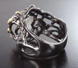 Серебряное кольцо с грубообработанным бесцветным топазом и рубеллитами турмалинами
