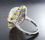 Серебряное кольцо с кристаллическим эфиопским опалом 7,19 карата, синими сапфирами и золотистыми сапфирами бриллиантовой огранки Серебро 925