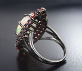 Серебряное кольцо с кристаллическим эфиопским опалом 6,06 карата и оранжевыми сапфирами