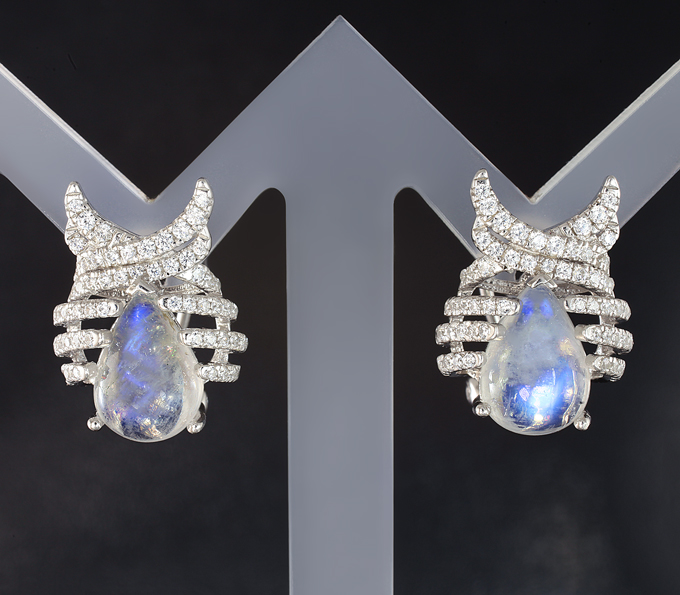 Оригинальные серебряные серьги с лунным камнем