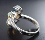 Серебряное кольцо с кристаллическими эфиопскими опалами и «неоновыми» апатитами
