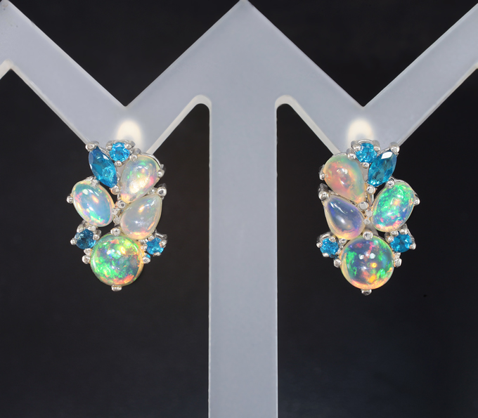 Серебряные серьги с кристаллическими эфиопскими опалами и «неоновыми» апатитами