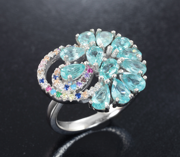 Эффектное серебряное кольцо с голубыми цирконами
