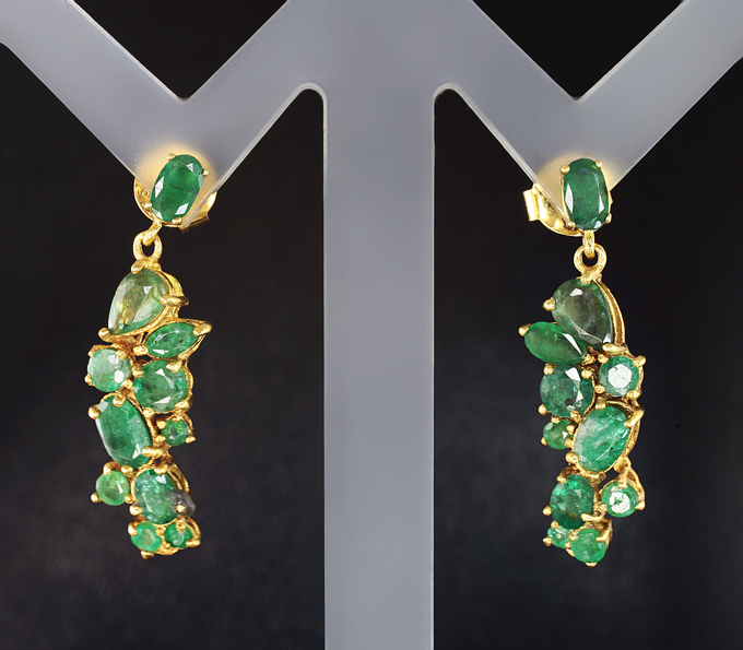 Элегантные серебряные серьги с изумрудами