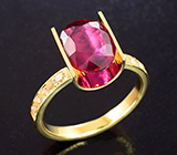Золотое кольцо с ярким рубином 3,38 карата и бесцветными цирконами Золото