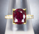 Золотое кольцо с ярким рубином 3,38 карата и бесцветными цирконами Золото