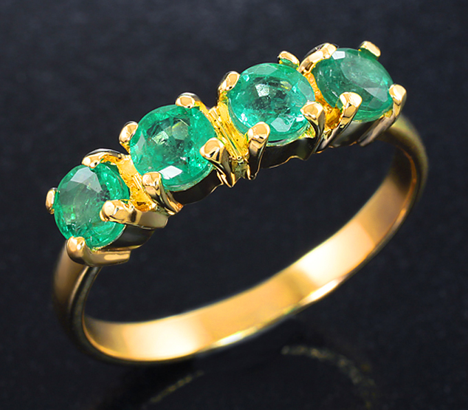 Золотое кольцо с яркими насыщенными уральскими изумрудами 1,04 карата