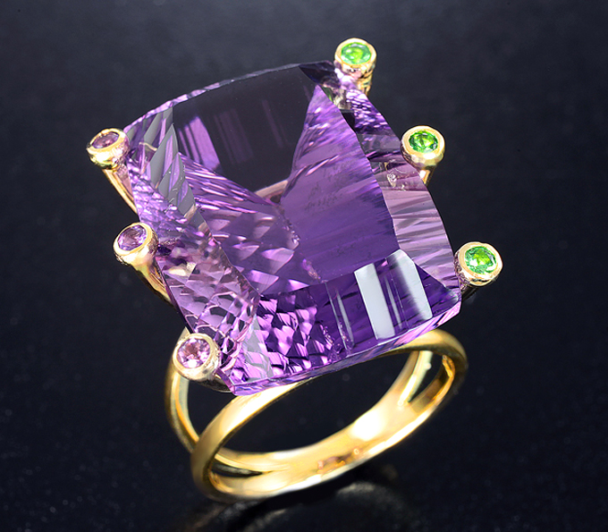 Золотое кольцо с огромным уругвайским аметистом лазерной огранки 40,15 карата и цаворитами