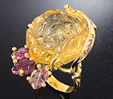 Массивное контрастное золотое кольцо с резным цитрином 38,72 карата и турмалинами