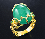 Золотое кольцо с крупным кабошоном уральского изумруда высоких характеристик 12,72 карата и бриллиантами Золото
