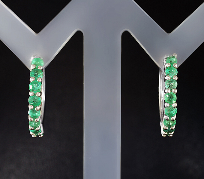 Замечательные серебряные серьги с яркими изумрудами