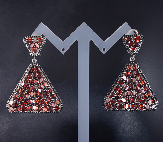 Крупные серебряные серьги с альмандинами гранатами и черными шпинелями