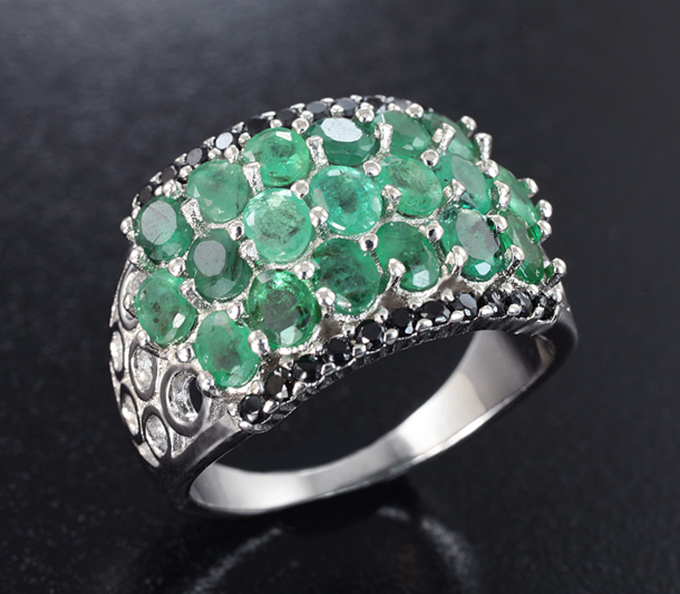 Широкое серебряное кольцо с изумрудами и черными шпинелями
