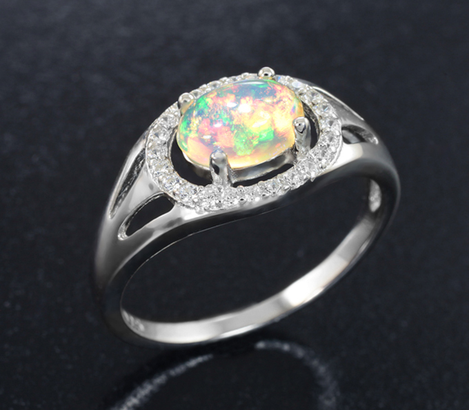 Изящное серебряное кольцо с кристаллическим эфиопским опалом