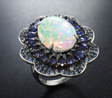 Серебряное кольцо с кристаллическим эфиопским опалом 6,26 карата, синими и васильковыми сапфирами бриллиантовой огранки