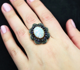 Серебряное кольцо с кристаллическим эфиопским опалом 6,26 карата, синими и васильковыми сапфирами бриллиантовой огранки
