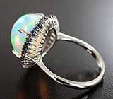 Серебряное кольцо с кристаллическим эфиопским опалом 7,69 карата и синими сапфирами бриллиантовой огранки Серебро 925